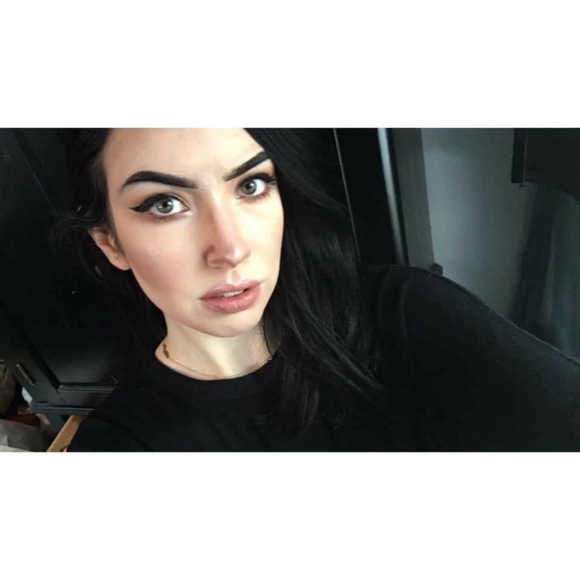 Meet your Posher, Kenzi - Picture 2 of 2